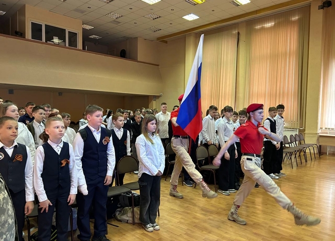 Торжественная линейка, посвященная Дню Победы